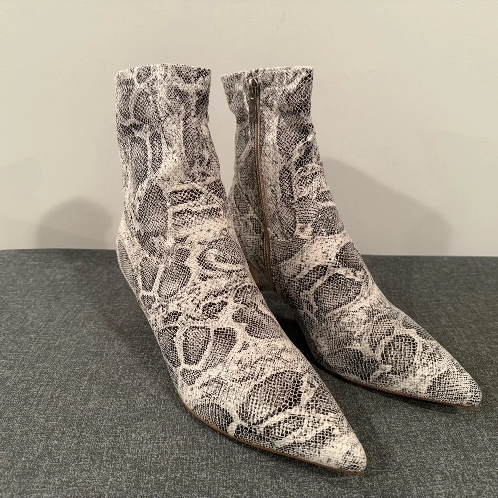 AZALEA WANG Leoncio Snakeskin Embossed mobwife sexy chic  Bootie (Women)/size 8